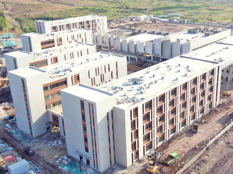 Stahlgebäude der Schule
