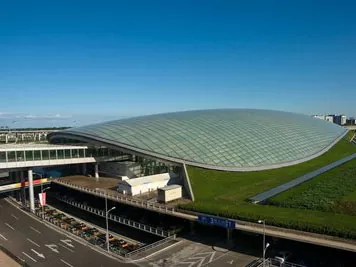 Hochhaus mit Stahlkonstruktion am Flughafen