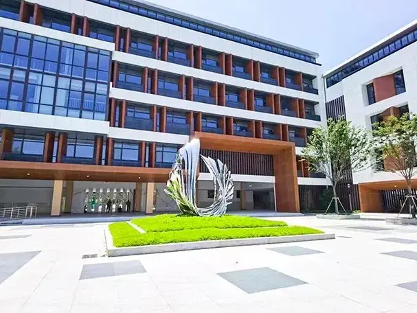 Schule für Leichtstahlkonstruktionen