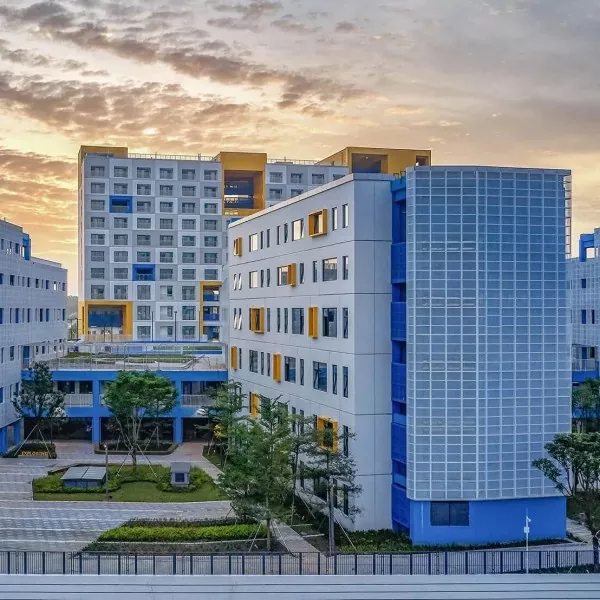 Mehrstöckige Stahlbauschule