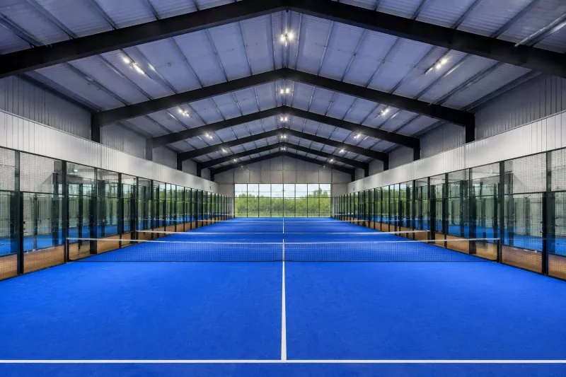 Konstruktion eines Indoor-Padelplatzes mit Stahlrahmen