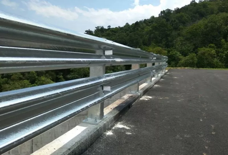 Autobahnleitplanke aus Stahl