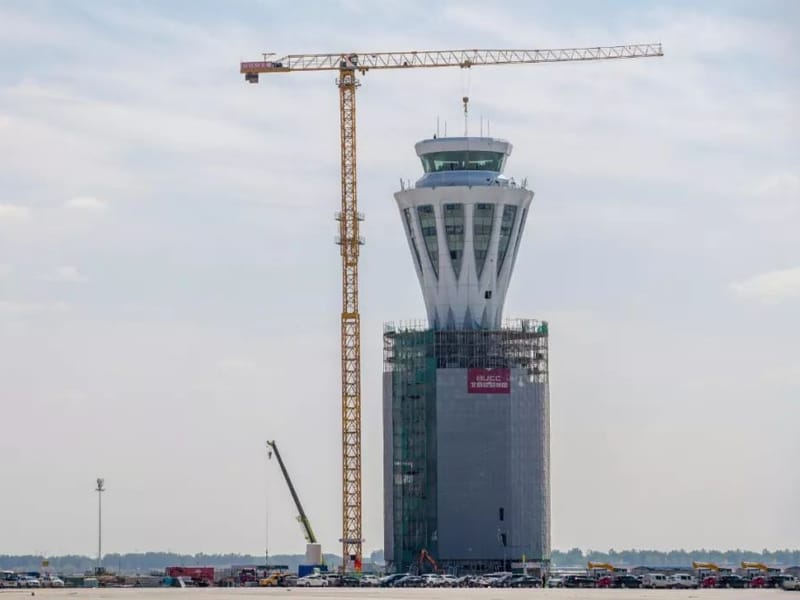 Flughafenkontrollturm mit Stahlkonstruktion