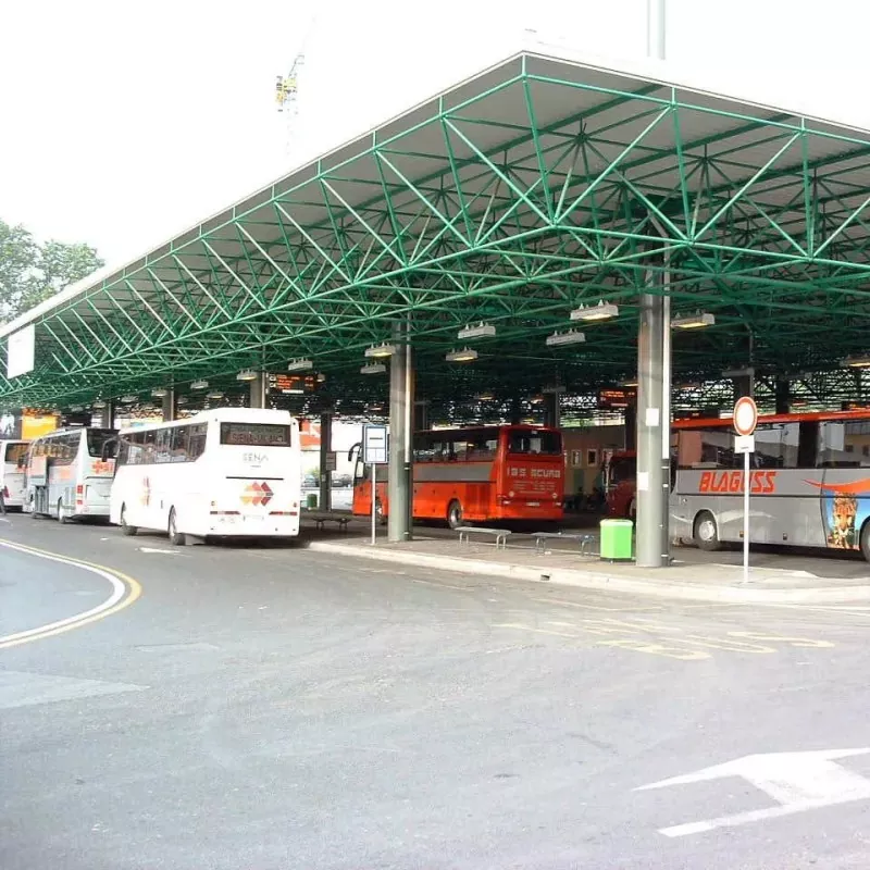 Busdepot mit Stahlkonstruktion