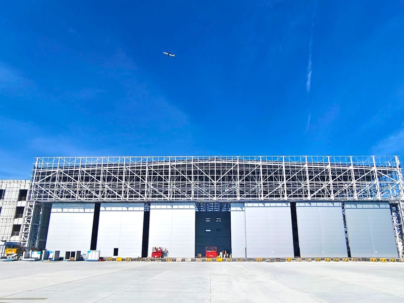Hangar des Zivilluftfahrtzentrums mit Stahlkonstruktion