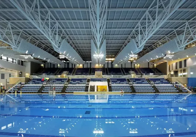 Schwimmhalle mit Stahlkonstruktion